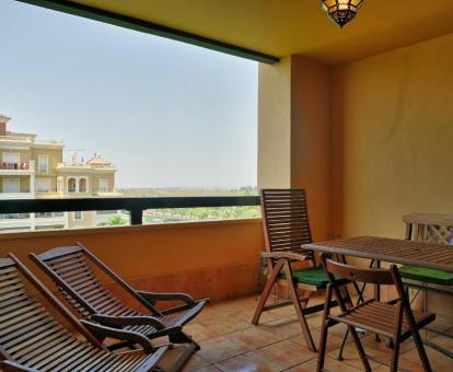 Foto de la terraza privada con vistas al mar de uno de los apartamentos.