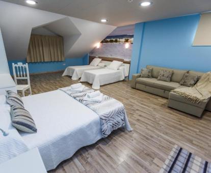 Foto de una de las habitaciones de este albergue con vistas al mar.