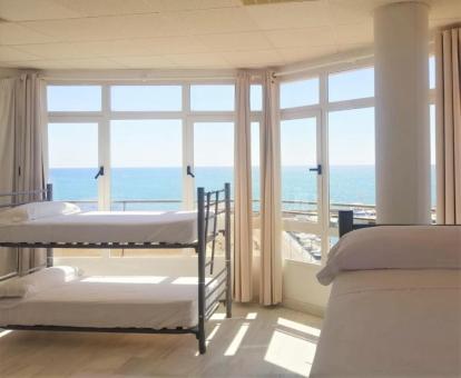 Foto de las vistas al mar desde una de las habitaciones compartidas de este albergue.