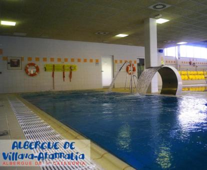 Foto de la piscina cubierta con hidroterapia disponible todo el año.