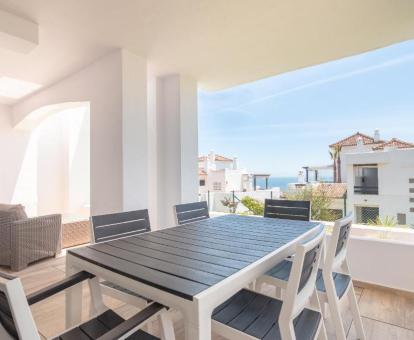 Foto del balcón amueblado con vistas al mar del apartamento.