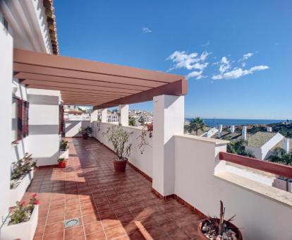 Foto de la amplia terraza amueblada con vistas al mar de este ático.
