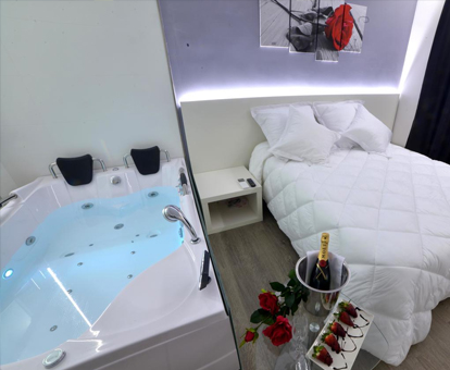 Foto de la habitación con jacuzzi para dos personas al lado de la cama del Hotel Pelayo de Alcalá del Júcar