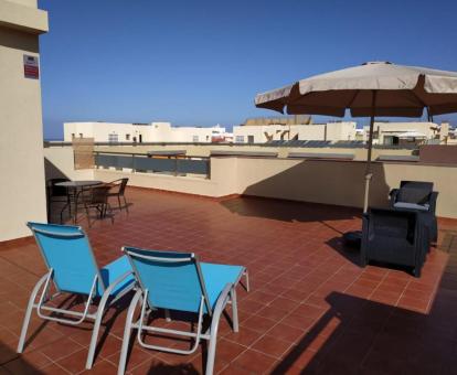 Foto de la terraza privada con mobiliario exterior y vistas al mar y al Teide de este apartamento.