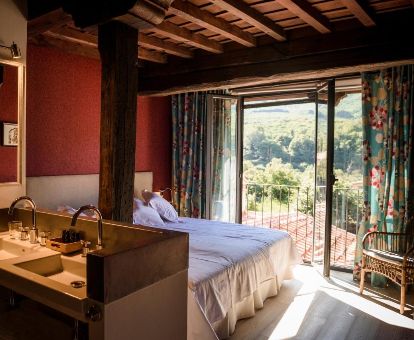 Una de las acogedoras habitaciones con vistas al campo del hotel.