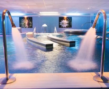  Foto de la piscina interior disponible todo el año con elementos de hidroterapia del spa.