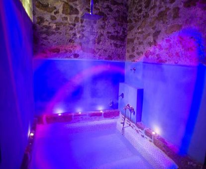 Piscina privada en el interior de la casa romántica de este complejo rural.