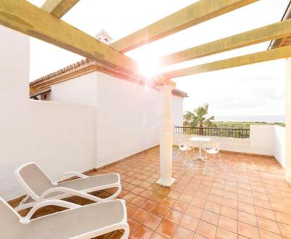 Foto de la terraza amueblada con vistas al mar de una de las habitaciones.