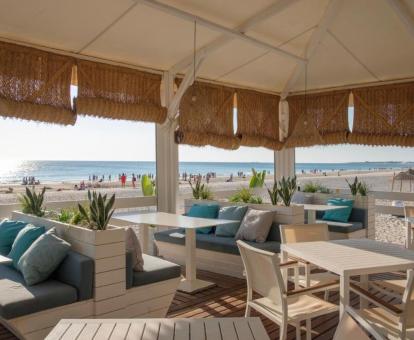 Foto de las zonas de estar con vistas al mar del hotel.