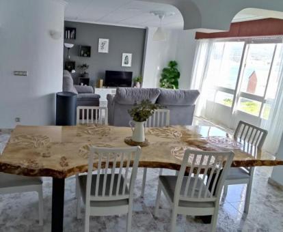 Foto del interior de este apartamento con vistas al mar.