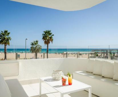 Foto de las instalaciones de este hotel con vistas al mar.