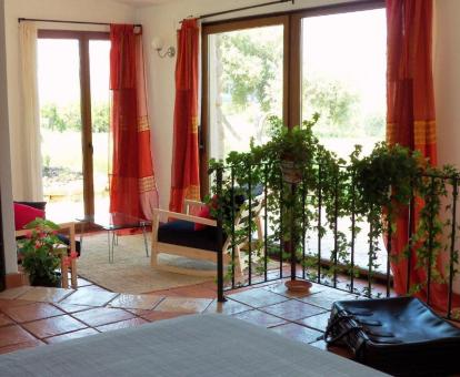 Foto de la sala de estar con vistas la naturaleza del apartamento superior de un dormitorio.