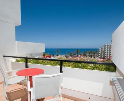 Foto de la terraza con vistas al mar y comedor exterior de una de las habitaciones del hotel.