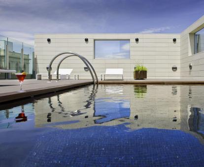 Foto de la piscina al aire libre en la azotea del hotel con vistas a la ciudad.