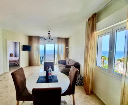 Foto de la zona de estar con vistas al mar de este elegante apartamento.