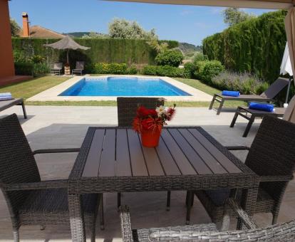 Foto de la zona exterior con jardín y piscina de esta bonita casa independiente.