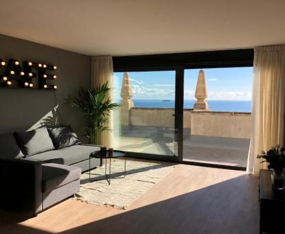 Foto de las instalaciones de este apartamento con vistas al mar.