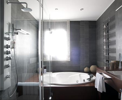 Foto del baño con bañera de hidromasaje del hotel Allotjament Marjal - Adults Only