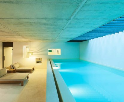 Foto de la piscina interior climatizada del spa del hotel.