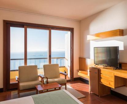 Foto de las instalaciones de este hotel con vistas al mar.