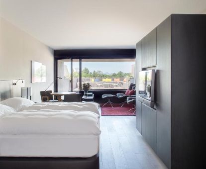 Una de las modernas habitaciones con terraza y mobiliario de este hotel ideal para parejas.