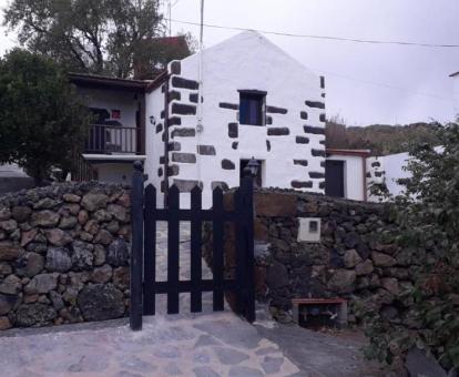 Foto de esta acogedora casa rural independiente con zona exterior.