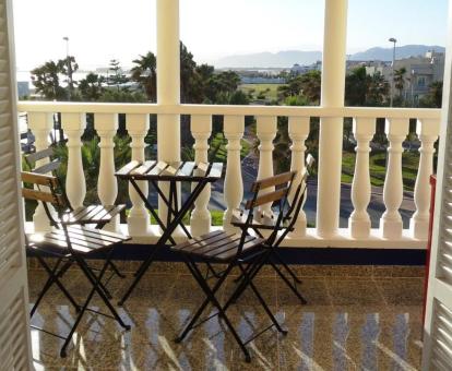 Foto de las instalaciones de este hotel con vistas al mar.