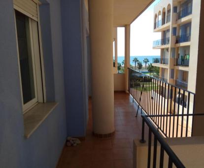 Foto de las instalaciones de este hotel con vistas al mar.