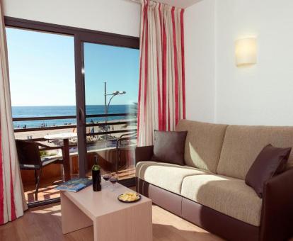 Foto de las instalaciones de este hotel con vistas al mar.