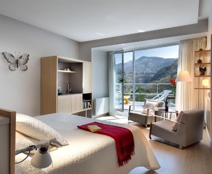 Una de las luminosas habitaciones dobles con terraza y vistas a las montañas del hotel.