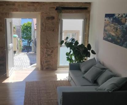 Foto del interior de este apartamento con vistas al mar.