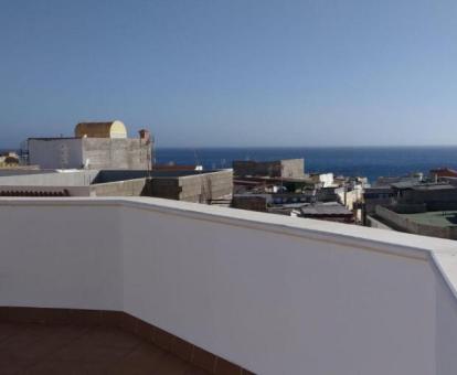 Foto de la terraza solarium con vistas al mar del edificio.