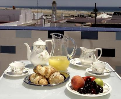 Foto de la terraza privada con vistas al mar de una de las habitaciones del hotel.