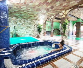 Foto del spa con jacuzzi con chorros de agua y piscina climatizada de casa Alojamientos Rurales Benarum