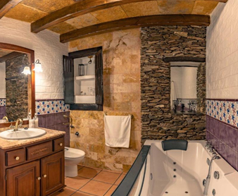 Foto del baño con bañera de hidromasaje de la casa rural Alojamientos Rurales Los Macabes de Almería
