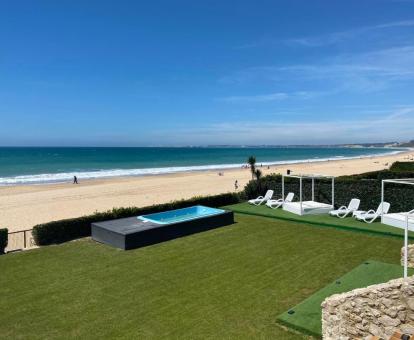 Foto de la terraza solarium con piscina privada y vistas al mar de este complejo.