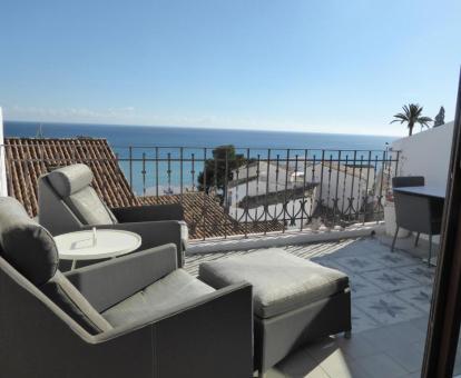 Foto de la terraza con vistas al mar y mobiliario exterior de la casa.