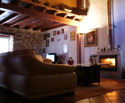 Foto la sala de estar con chimenea de esta casa rural de tres dormitorios.