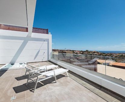 Terraza con vistas y jacuzzi privado de uno de los apartamentos del complejo.