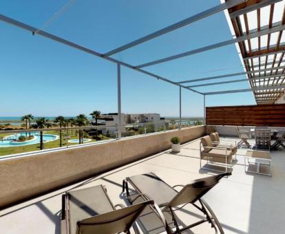 Foto de la fabulosa terraza con vistas al mar de uno de los apartamentos ático.