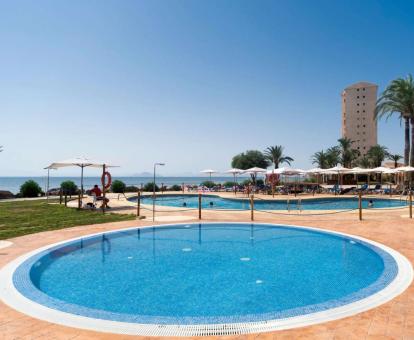 Foto de la zona de piscinas al aire libre y con vistas al mar de este hotel.