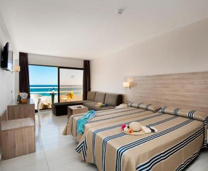 Foto de las instalaciones de este hotel con vistas al mar.