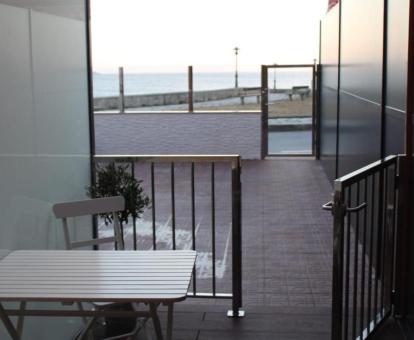 Foto de la terraza con vistas al mar de uno de los apartamentos.