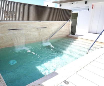 Foto de la piscina al aire libre disponible todo el año de este maravilloso hotel.