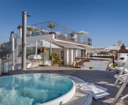 Terraza y solarium con una pequeña piscina al aire libre de este coqueto hotel.