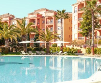 Foto de la piscina al aire libre disponible todo el año de este alojamiento.