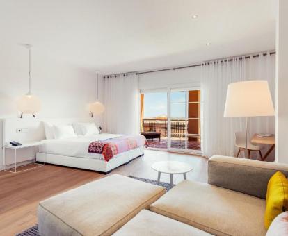 Foto de una de las habitaciones con vistas al mar del hotel.