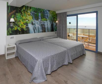 Foto de las instalaciones de este hotel con vistas al mar.