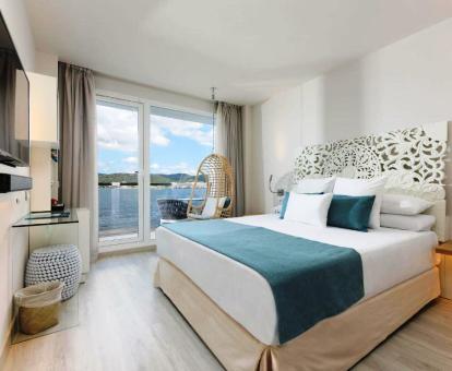 Foto de la Habitación Doble Superior del hotel con terraza y vistas al mar.