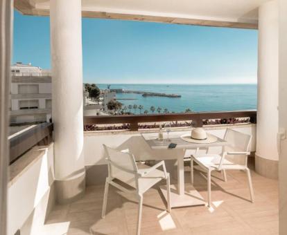 Foto de la terraza con comedor y vistas al mar de la Habitación Doble Dolce Vita.